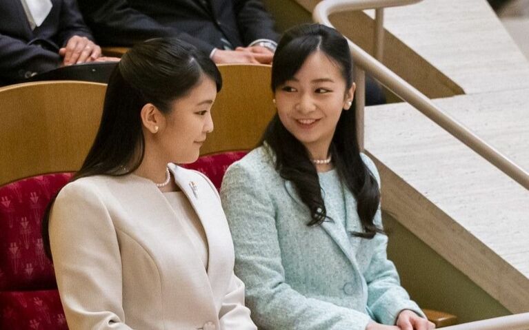 眞子さま（当時）と佳子さま　©JMPA