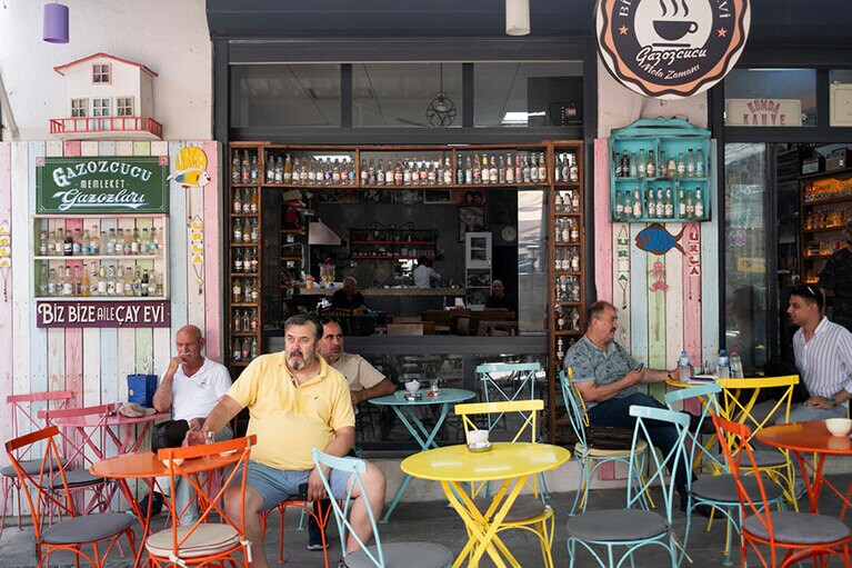 地元の人も多く集う老舗のカフェ「Gazozcucu（ガゾウズク）」。さまざまなフレーバーの炭酸飲料も人気。店内の雑貨や飲料のディスプレイもお見逃しなく。