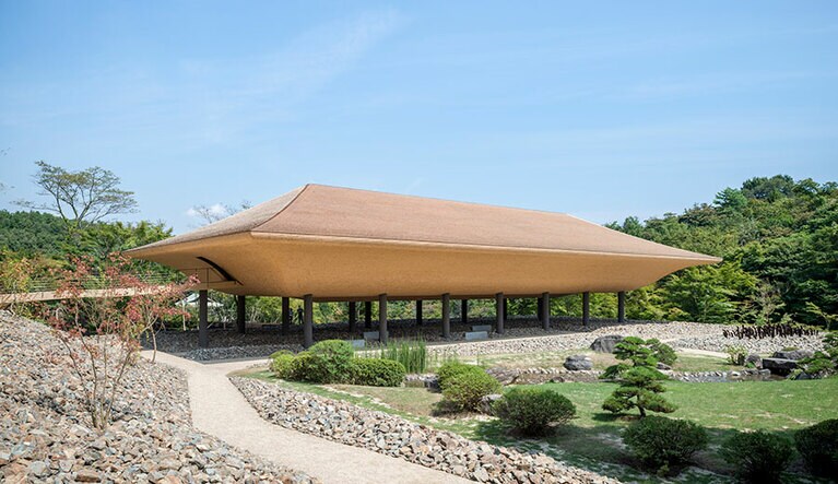 【神勝寺 禅と庭のミュージアム】禅の教えを現代美術の領域から解釈／表現したアートパビリオン《洸庭/KOHTEI》。Photo：Nobutada OMOTE | SANDWICH