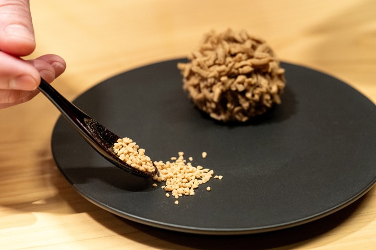 仕上げにパラリとアーモンドを添える。