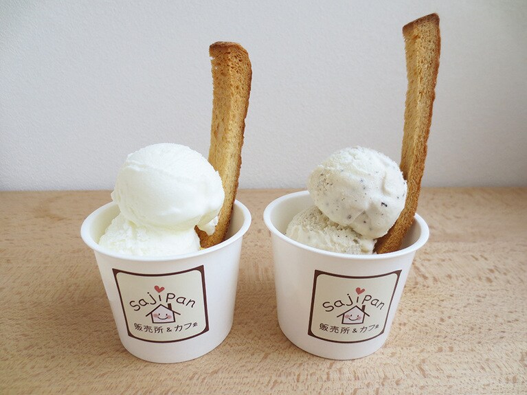 ジェラートには食パンの耳のラスク付き。