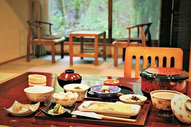 食事は部屋食。目の前に広がる木々の緑が、ヘルシーな朝食の味わいを増してくれる。
