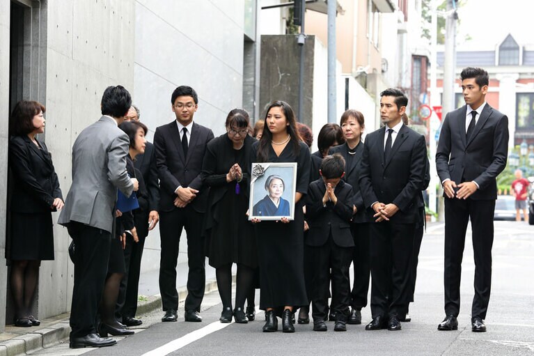 2018年9月、義母樹木希林の葬儀にあたり、インタビューを受ける本木と家族。