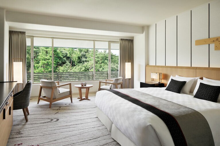 豊かな緑を眺めるクラブフロアの客室。