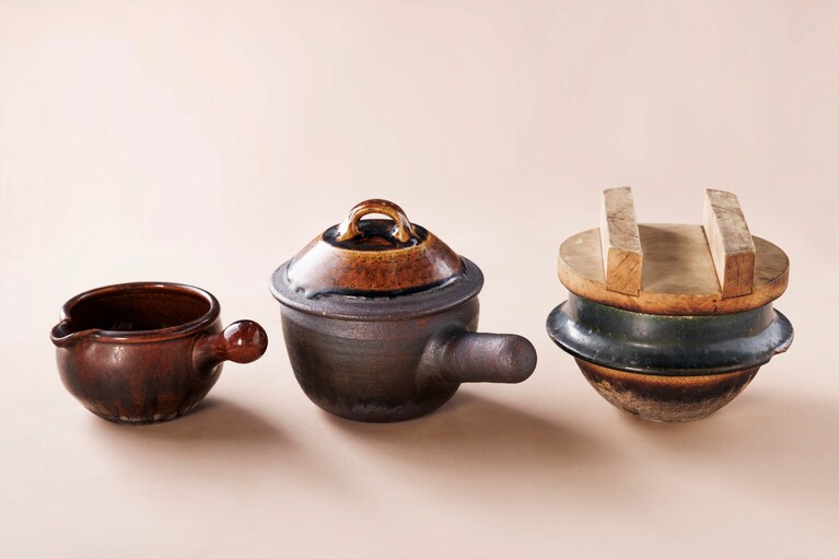 左から松山陶工場のあたため鍋、岩井窯の蓋付片手土鍋、土楽の織部釜。どれも10年ぐらい使っている。