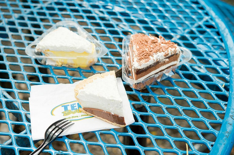 ケーキやパイは甘すぎず軽い食感だから、1スライスずつ買って食べ比べるのもいい。右から、ドリームケーキ 4.41ドル、いちばん人気のチョコレートハウピアパイ 4.07ドル、リリコイチーズパイ 4.07ドル。