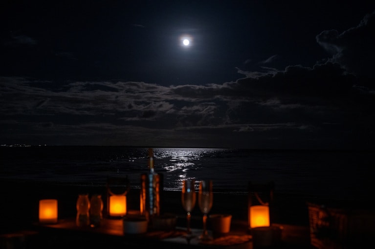 夕方～夜のビーチでディナー。取材時はほぼ満月で“ムーンロード”も見られた。