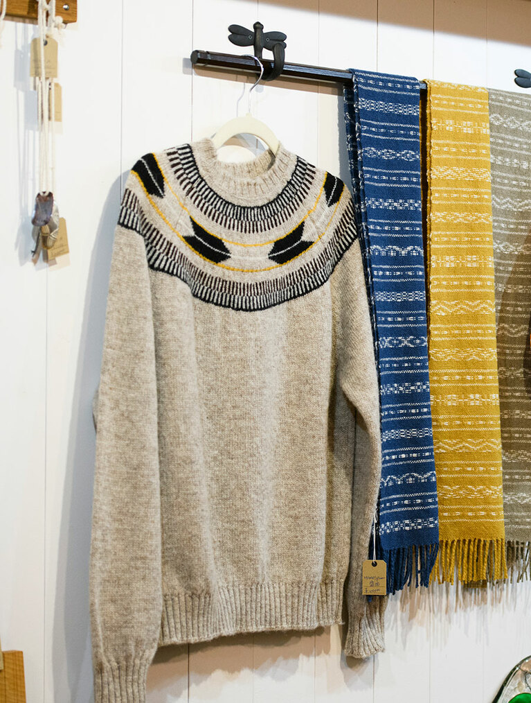 みのをデザインベースに、アロー(矢)のような紋様を編み柄で表現した別注ニット(32,900円)。