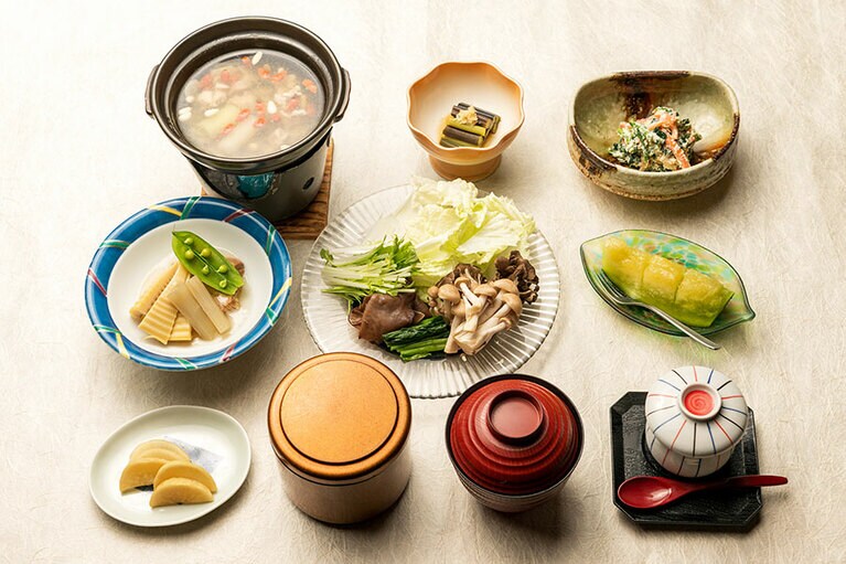 体に優しい一汁五菜の夕食。温泉水を使った薬膳鍋でほっこり。