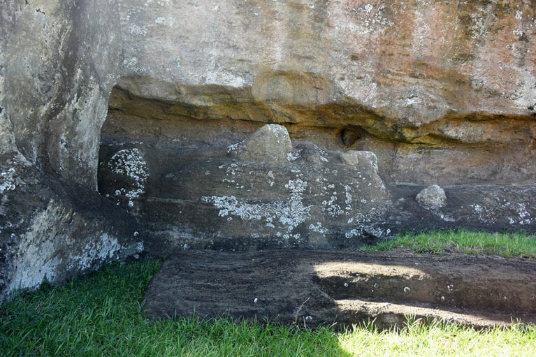 作りかけで放置された、仰向きのモアイ。