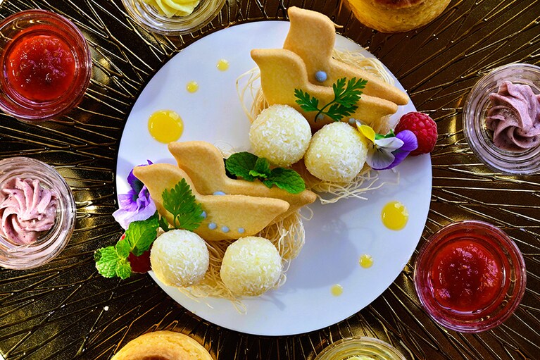 「アリビラ バードケージ アフタヌーンティー」の30周年バージョン（6月30日まで）には、イソヒヨドリをモチーフにしたクッキーなどが。