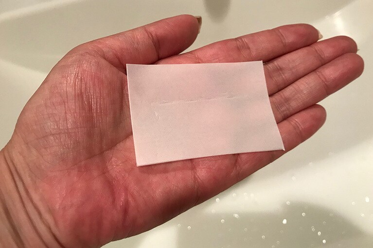 石けん泡がフィルム状になっているので、少量の水やぬるま湯でもしっかり泡立つ、便利な紙石けん。ワンダーハニー もこも泡立つ紙石けん 25枚入り 600円／べキュアハニー