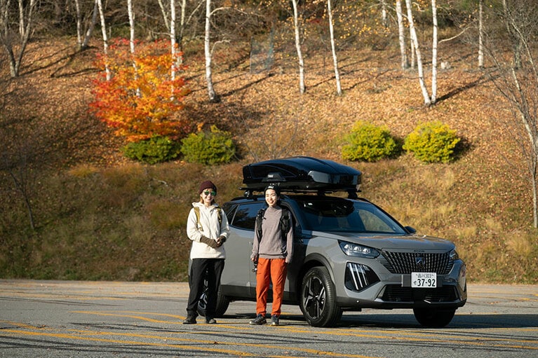 ザ・ノース・フェイスのPRなどで活躍する佐竹さん（右）とライター平野（左）。車は、3本の垂直な光の爪が特徴的なシグネチャーライトを採用した新型モデル「NEW PEUGEOT🄬 2008 GT 」。次世代的なデザインがとってもクール。4,198,000円／プジョー（プジョーコール）