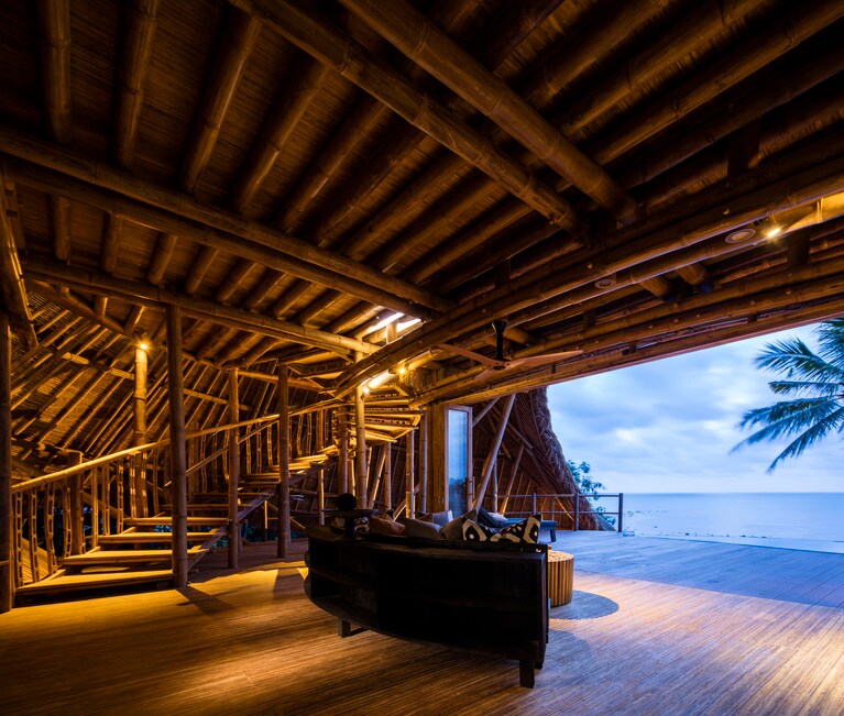 1階はオープンな造り。ラウンジからはまっすぐな水平線が。