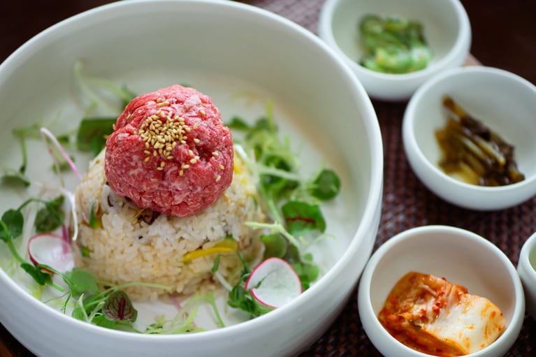 韓国でも高級料理のひとつである「韓牛」。特製の甘辛だれを絡めて、ご飯と混ぜてパクリ。韓牛ユッケビビンバ定食」（44,000ウォン※ランチ価格）