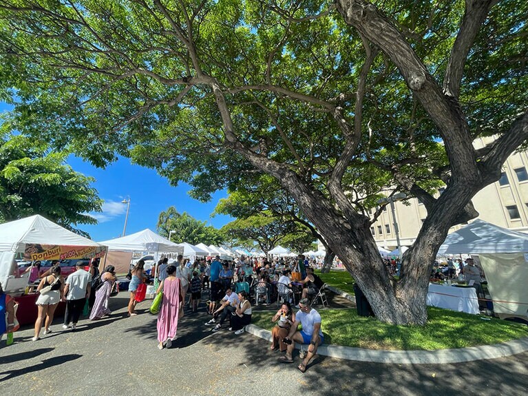 カカアコ・ファーマーズ・マーケット。新しいベンダーが続々と参入していて、客層も幅広い！　とてもにぎやかな雰囲気。