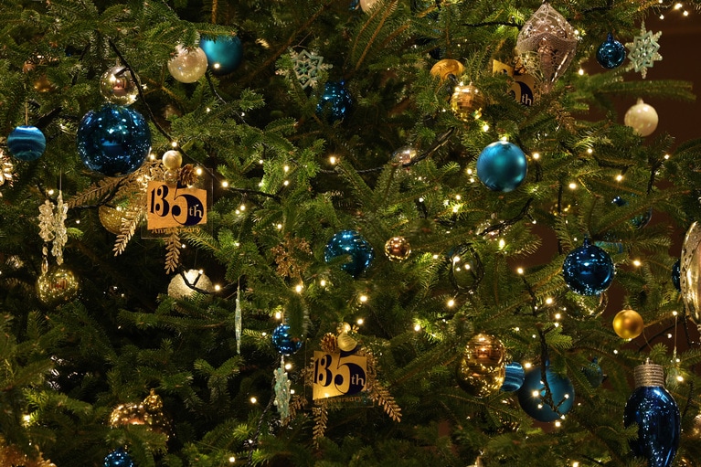 オーナメントには135周年のロゴも。