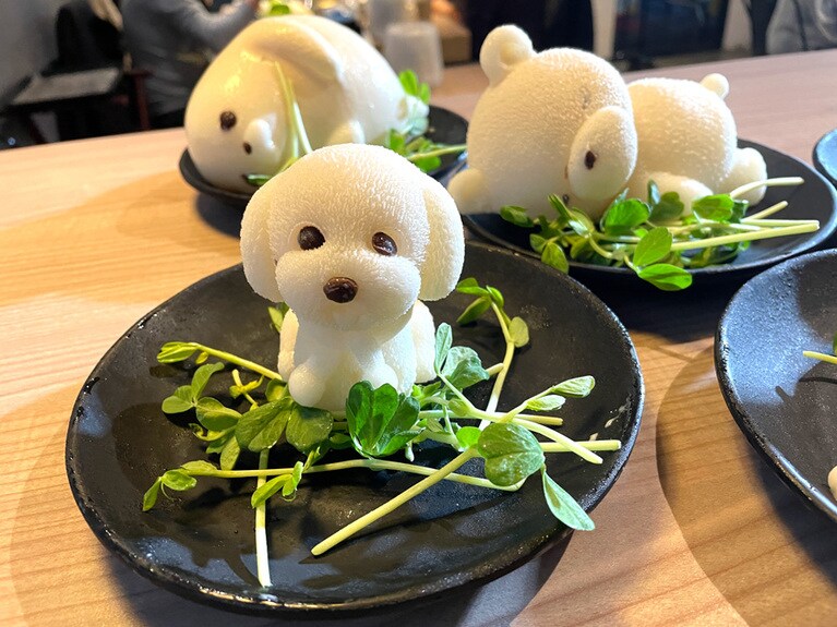 こんなつぶらな瞳で見つめられると……なキャラ鍋を味わえる「好食多涮涮屋」。