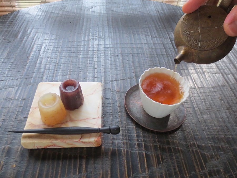 ランチの3皿目はデザート。「カヌレ羊羹」。別に好みのお茶を注文すると、テーブルで注がれると香り立つ。