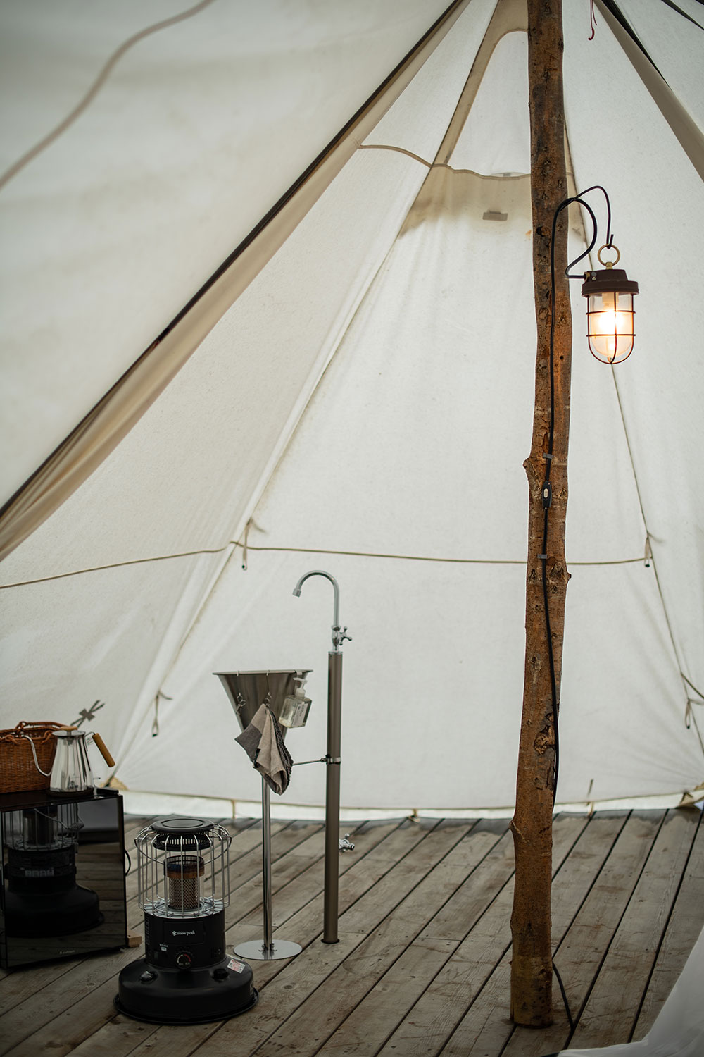 灯油ストーブと、テントに備え付けのヒーターでテント内は暖かく保たれています。