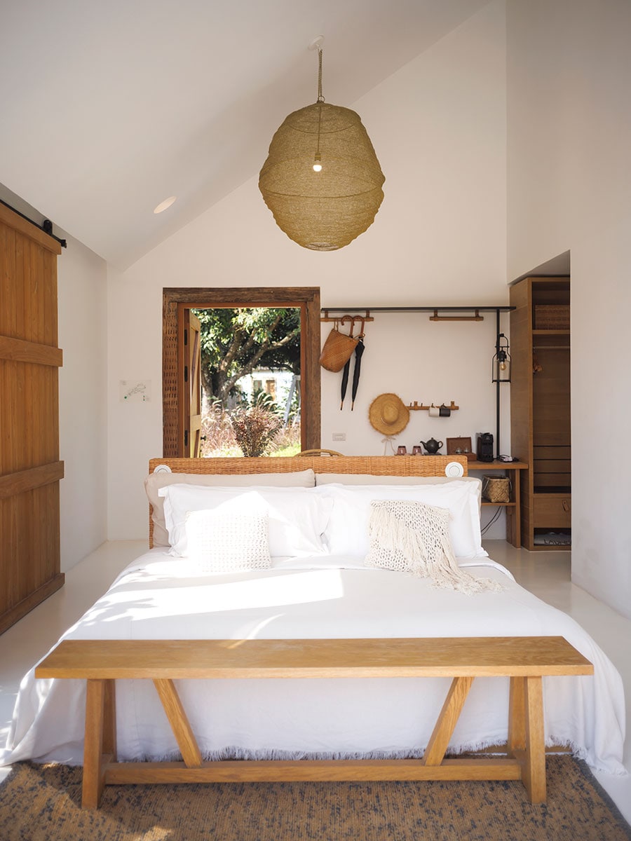 白壁と天然素材でシンプルにデザインされたベッドルーム。