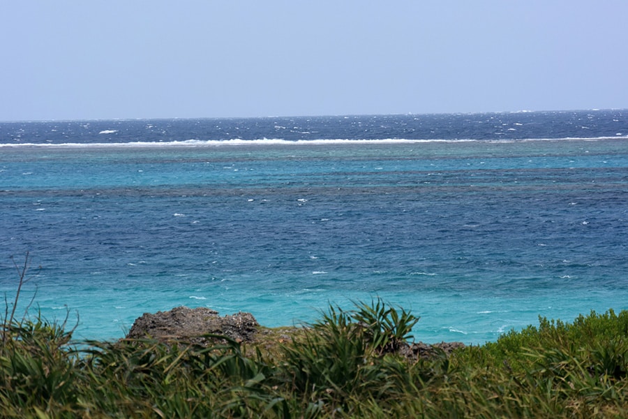 池間島の北部にあるフナスクビーチ。この北沖に日本最大の卓状サンゴ礁群、八重干瀬(やびじ)が広がります。