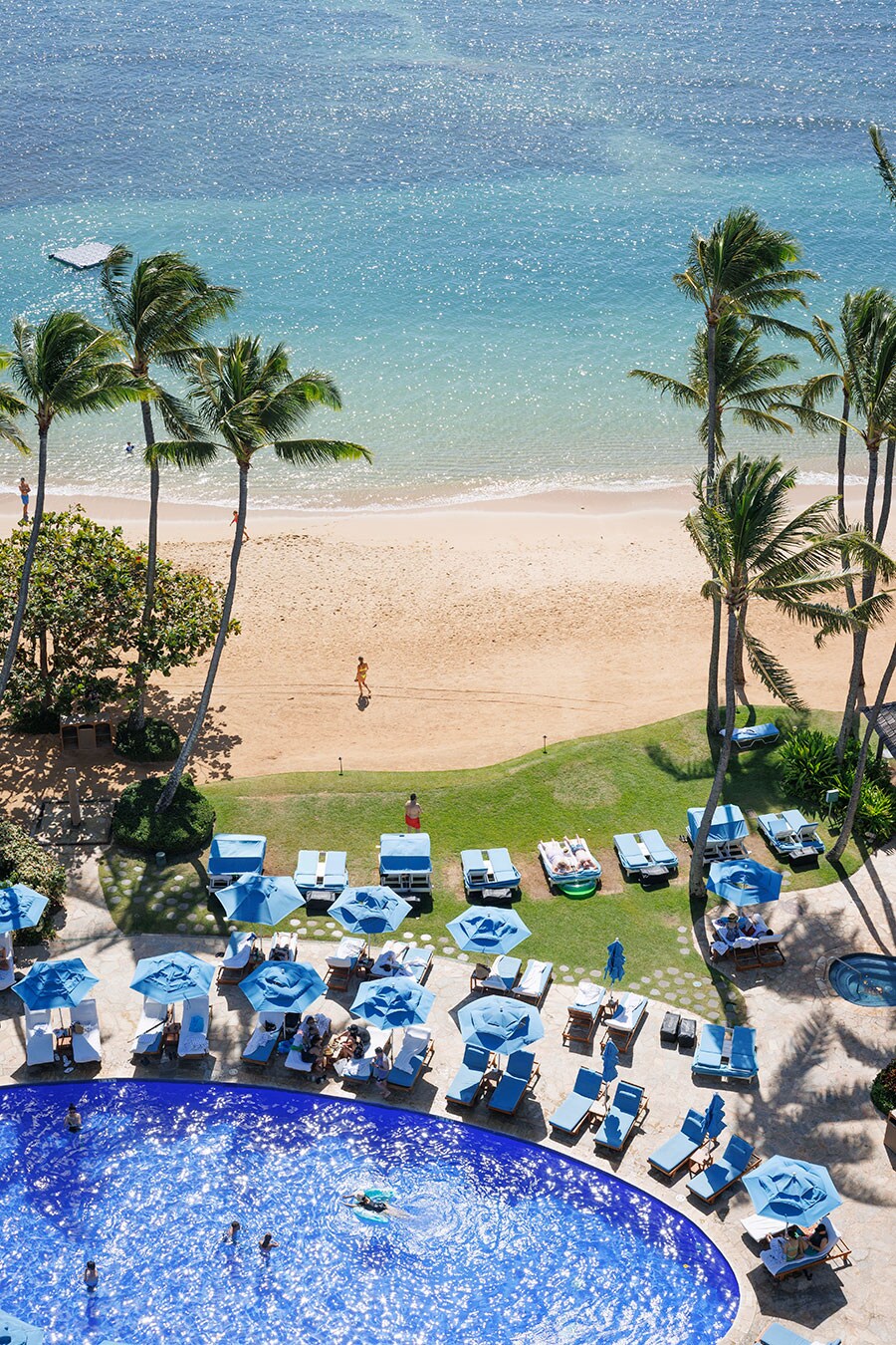 ホテルの目の前の白い砂浜は、東西240mにわたって広がっている。