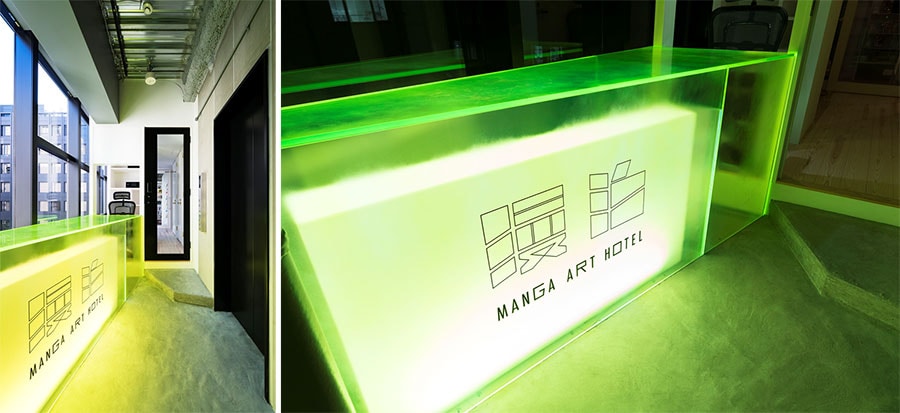 ［マンガ アート ホテル トーキョー］発光するアクリル製のエントランスカウンター。「漫泊」の文字が浮かび上がります。