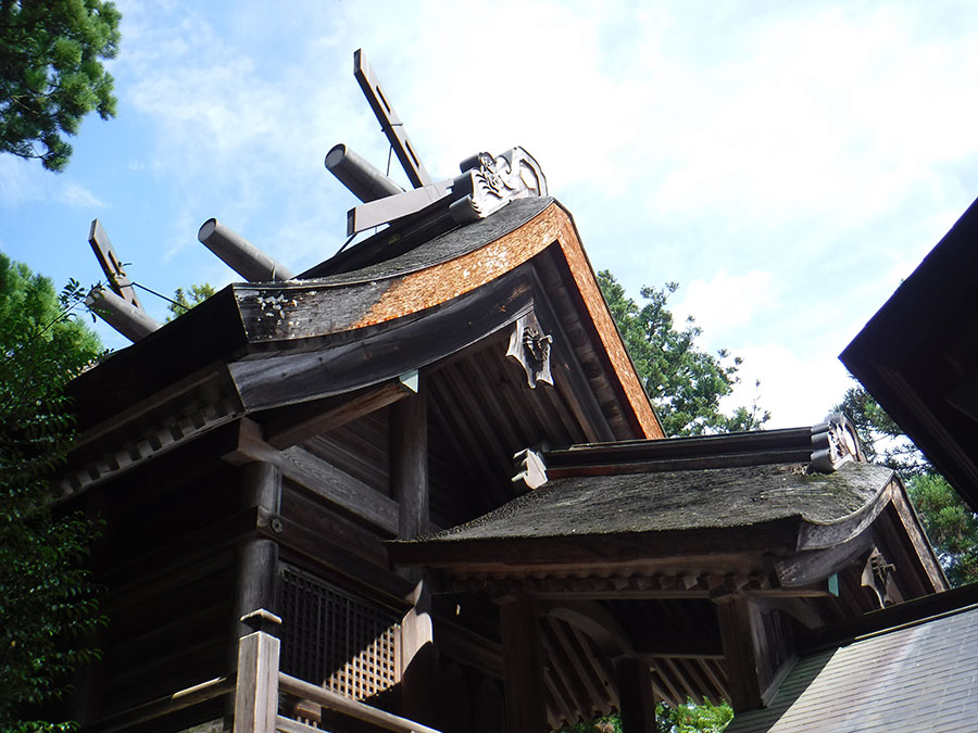島根県の重要文化財に指定されている本殿。敷地内には七不思議がちりばめられている。