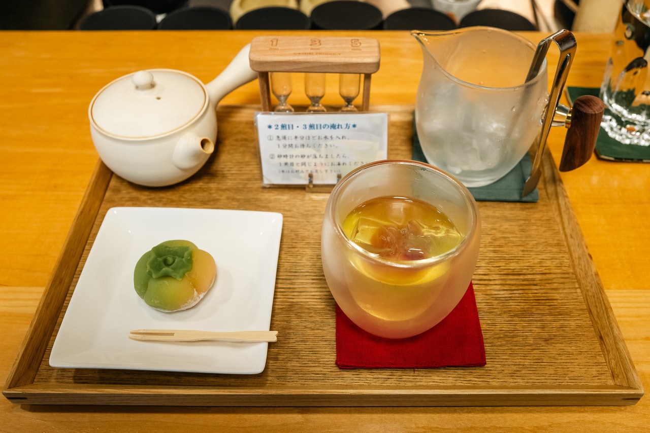 名茶と菓子のセット1,000円。