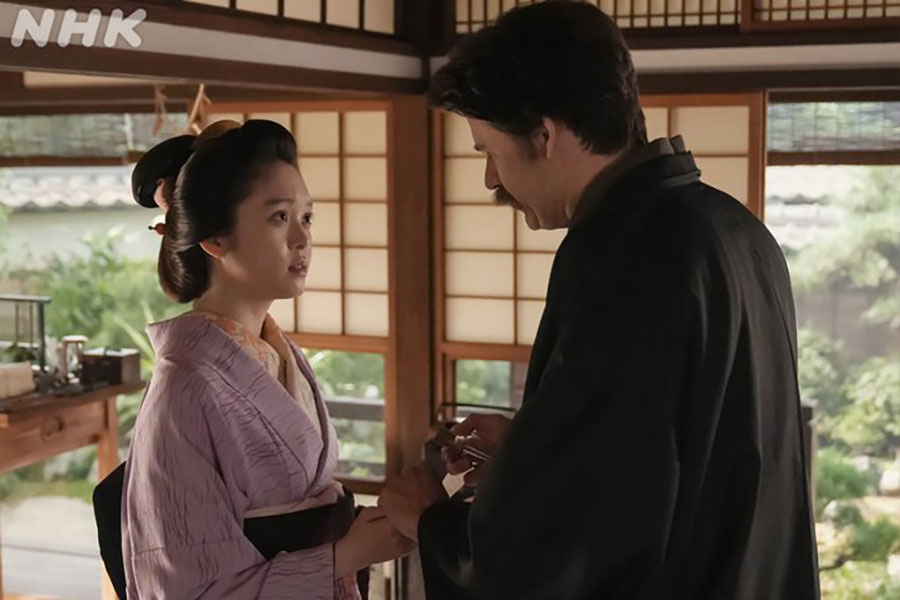 「ばけばけ」では胸に痛みを覚えたヘブンがトキに遺言書を託した。「ばけばけ」公式Xより