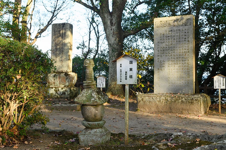 台座が花のようになっている国東塔。