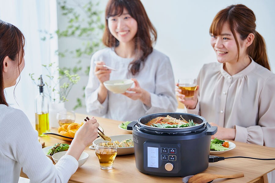 鍋の外側は熱くならないため、そのまま食卓に並べること可能。