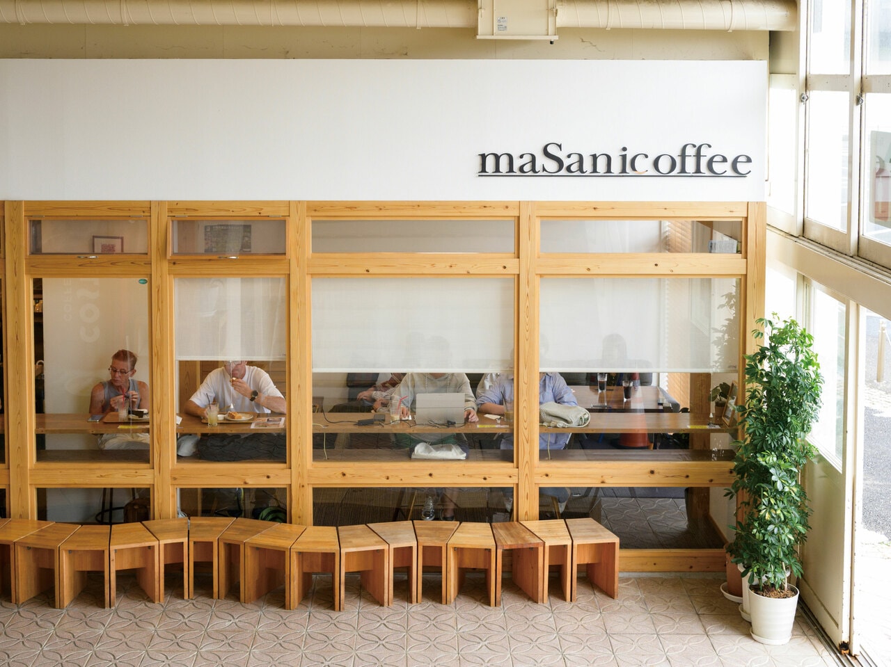 まさに観光客と島民の憩いの場。