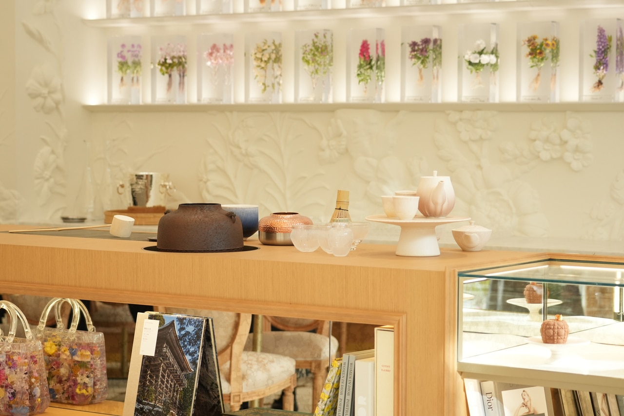 カウンターには茶道具が。