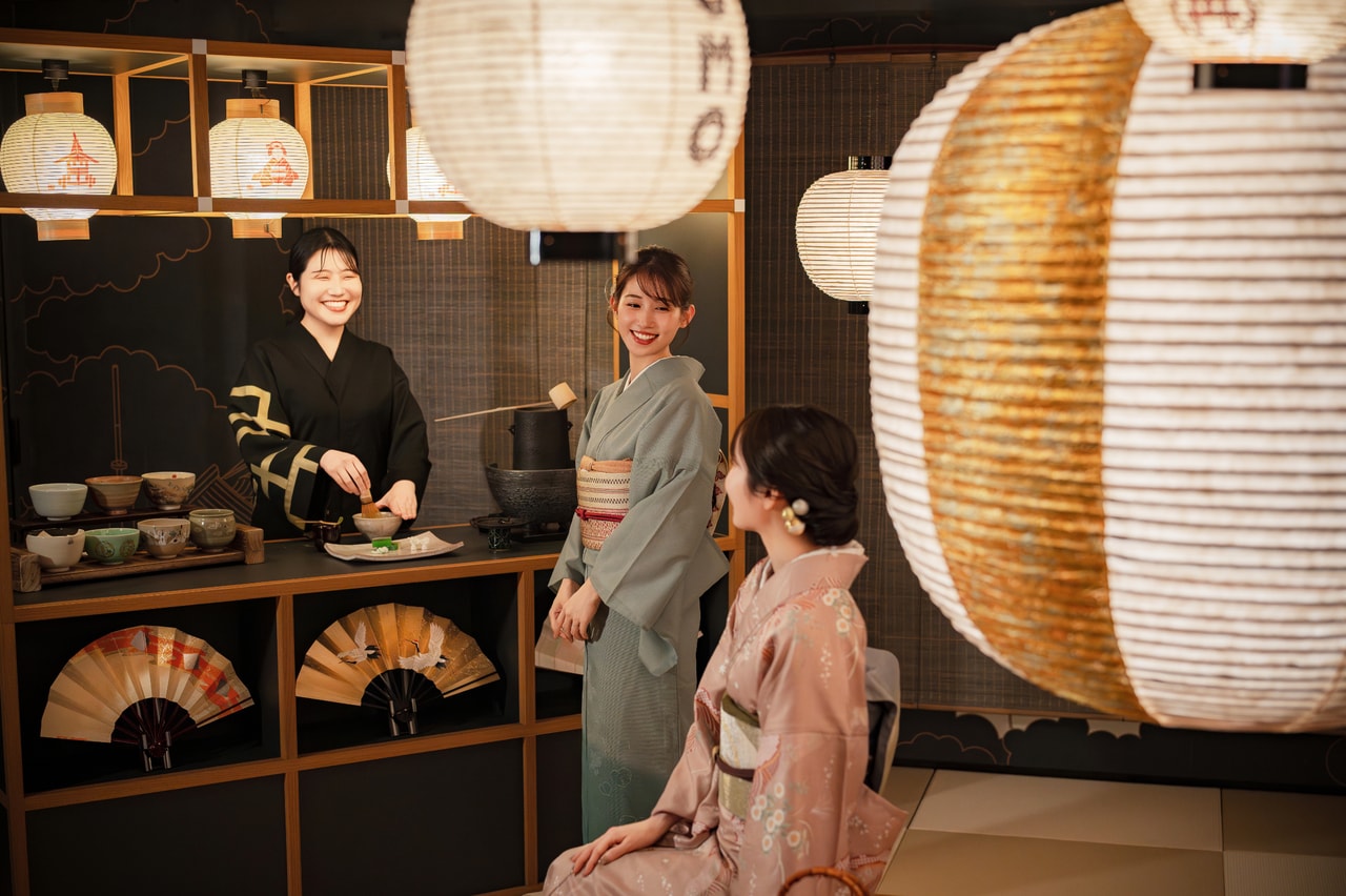 抹茶と京都伝統の和菓子を賞味したあとは、滅多に体験することができないお座敷遊びに興じる。