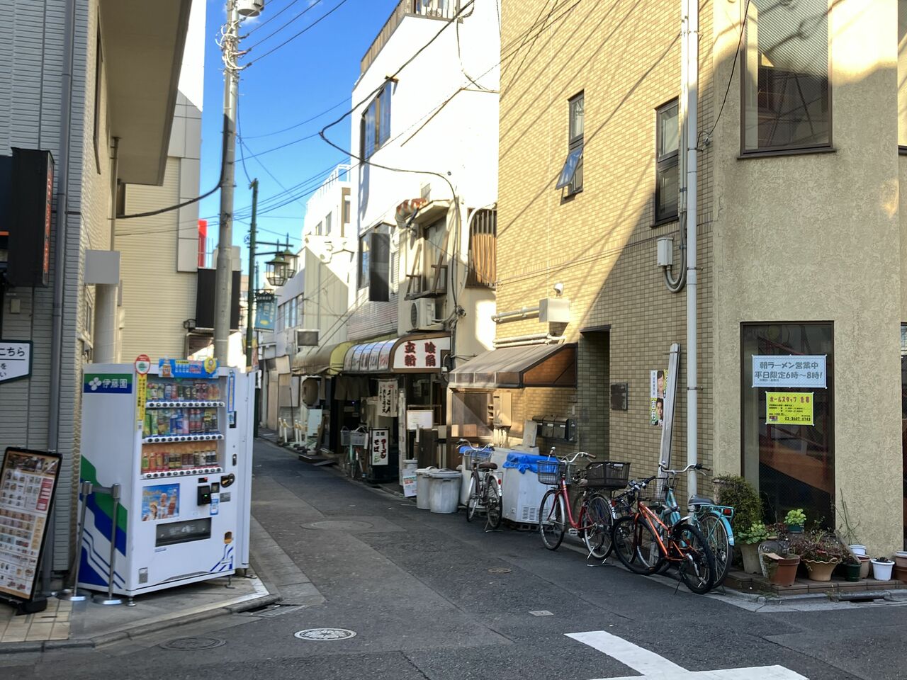 階段を降りるとすぐに店を発見