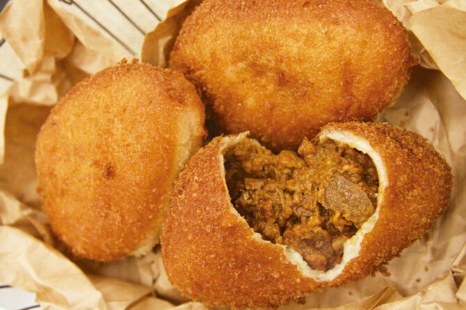 【和歌山県】パン工房カワ「ごろっとゴク旨牛肉カレーパン各178円。