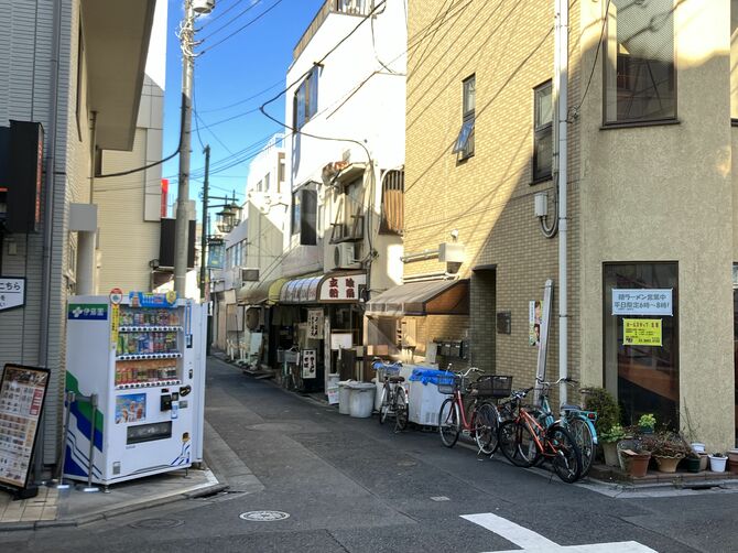 階段を降りるとすぐに店を発見