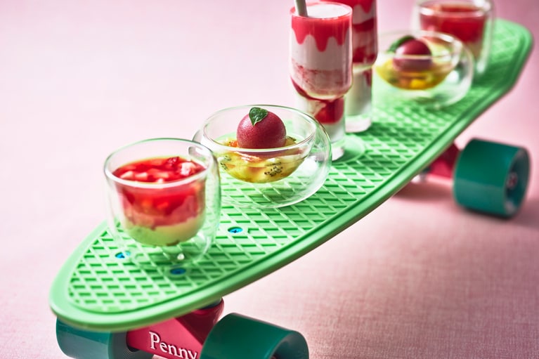 リッチな味わいが口いっぱいに広がる「トリュフとシャンパンのボンボンショコラ」など、いちごを思う存分満喫できるスイーツはもちろんのこと、セイボリーにもすべていちごを使用した、いちご尽くしのメニュー揃え。