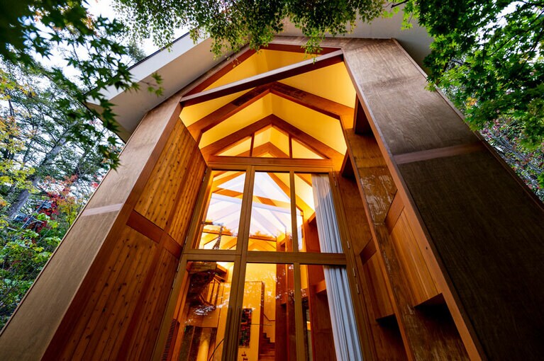 天高なガラス扉が出迎える。そのまますぐフロントとしても利用されているライブラリーへ。