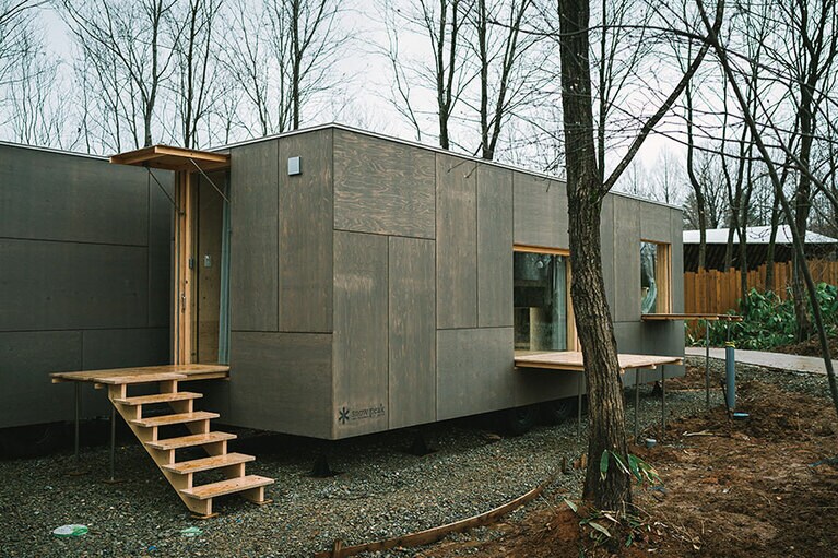 Snow Peak FIELD SUITE SPA HEADQUARTERS［新潟／雪峰温泉］住箱外観。