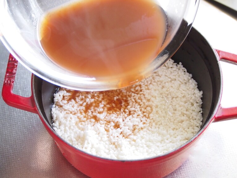 うるち米は洗って汚れを落とし、ザルで水気を切った後、あずきの茹で汁を加える。2合分の水分量になるまで不足分の水を入れる。