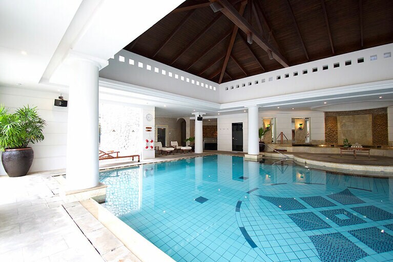 インドアプールも大きな窓から自然光がたっぷり入るので、心地よさ最高！