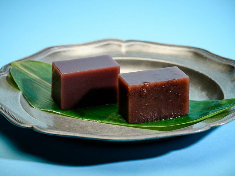 左は水羊羹（こしあん）、右は水羊羹（つぶあん）、各1本 3,240円。