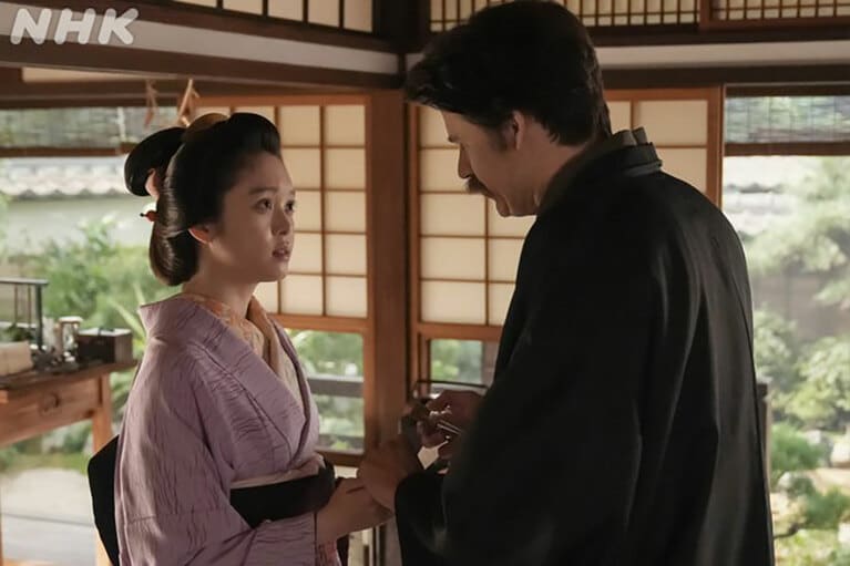 「ばけばけ」では胸に痛みを覚えたヘブンがトキに遺言書を託した。「ばけばけ」公式Xより