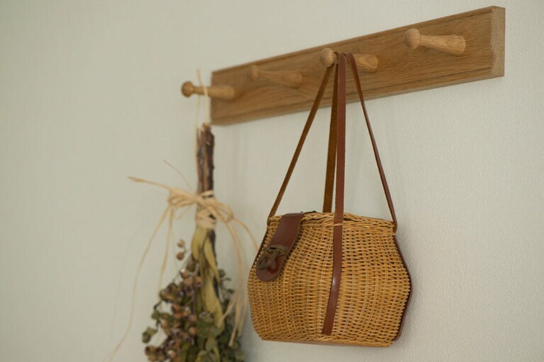 藤のバッグは持ち手が濃い目の茶色のものをチョイス。