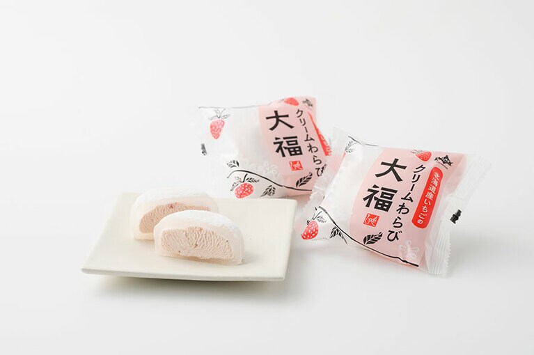 もへじ北海道から 北海道産いちごのクリームわらび大福 各168円（60g）。