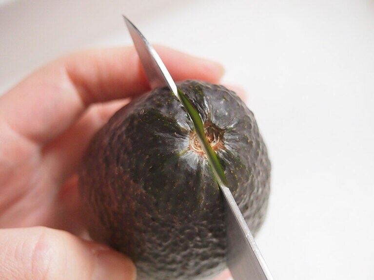 アボカドは、ヘタの部分の中心に包丁を入れ、種を一周するように切る。