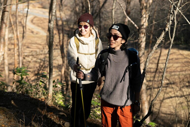 登山口から山頂までは35分ほど。「あっという間に着きそうだね」と笑顔で登り始めます。